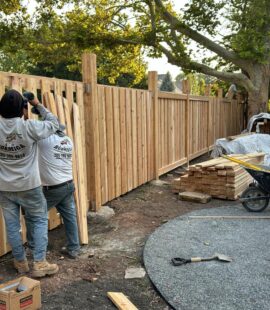 Modern wooden fence and garden landscape by Fencing Landscapes Hormiga